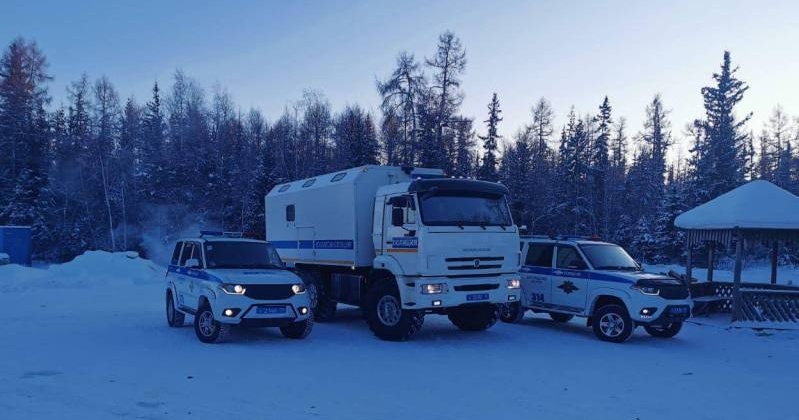 В Якутии сотрудники ГИБДД спасли водителя, ехавшего в Магадан.