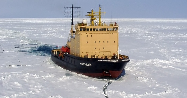 В бухте Нагаева работает ледокол, выход на лед опасен!