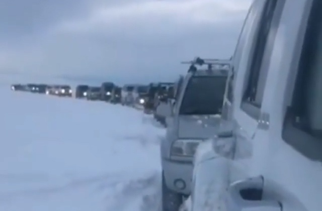 Пробка из машин образовалась прямо на льду бухты Гертнера в Магадане (Видео)