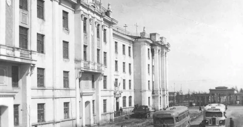 82-квартирный жилой дом на углу Колымского шоссе и улицы Портовой в Магадане был заселен 72 года назад