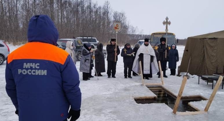 Сотрудники МЧС России дежурят возле крещенских купелей в Магадане и регионе