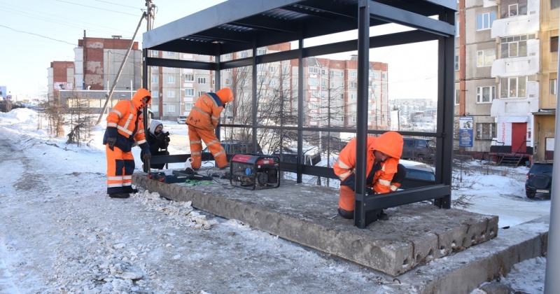 Рабочие ГЭЛУД приступили к монтажу нового павильона на автобусной остановке «Моргородок» в Магадане