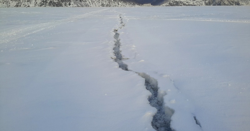В районе мыса Восточный в бухте Батарейной в Магадане за один день под лед ушло четыре автомобиля, - очевидцы