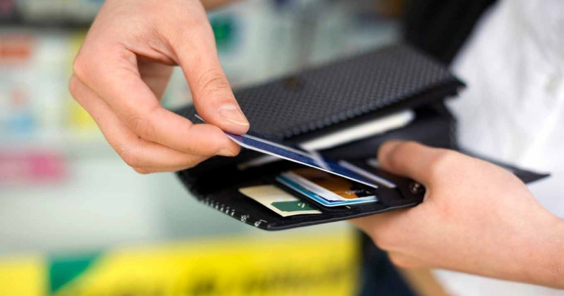 20-летний  житель Магадана нашел на улице банковскую карту и расплачивался ею в магазинах