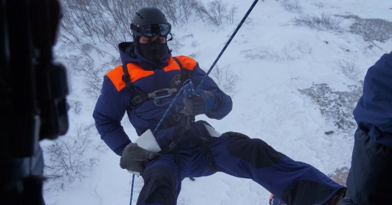 Спасатели и авиаторы Магадана провели тренировку по парашютно-десантной подготовке