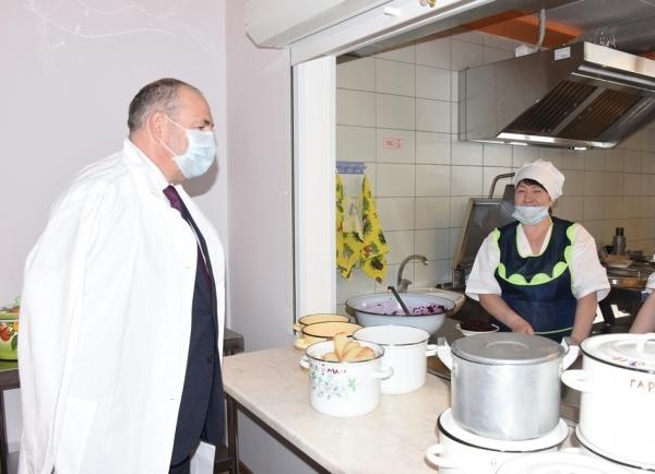 Новые мармиты, овощерезки, холодильники и плиты установили в школьных пищеблоках Магадана