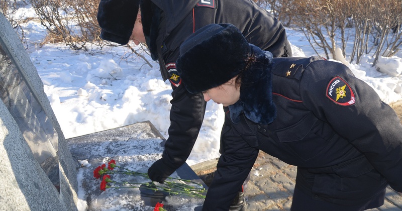 В преддверии Дня защитников Отечества сотрудники ОМВД России по г. Магадану возложили цветы в сквере имени Романа Воронова