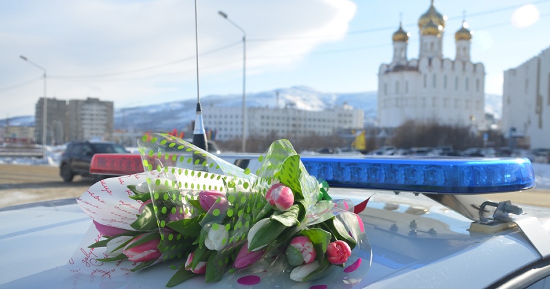 Госавтоинспекторы Колымы присоединились к традиционной акции «Цветы для автоледи»