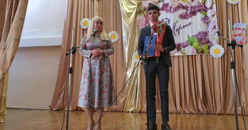Виктория Голубева вручила учителям Гимназии №24 благодарственные письма Магаданской областной Думы