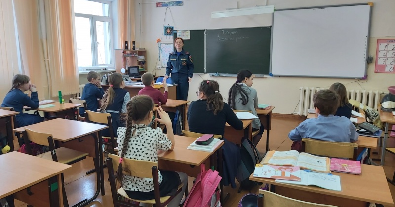 Сотрудники МЧС России проводят занятия по пожарной безопасности в школах Колымы