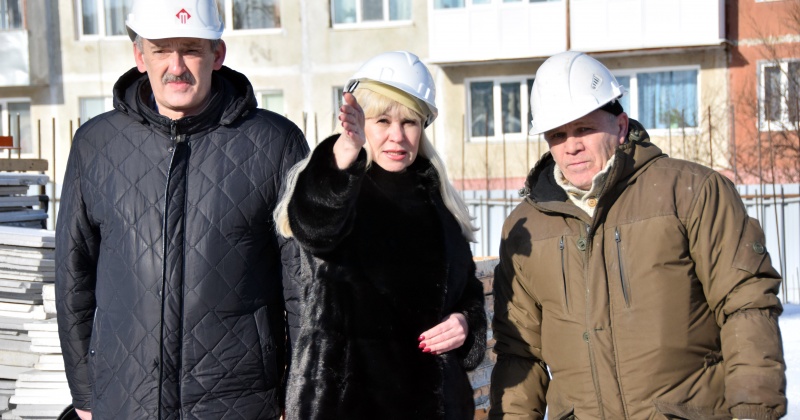 Виктория Голубева и Владимир Шибанов проверили строительство детского сада в Третьем микрорайоне Магадана
