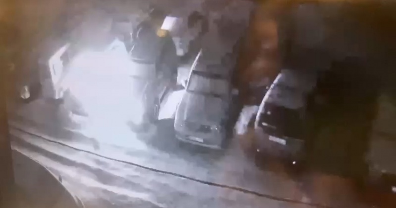 Автомобиль Тойота «Лексус»  сгорел в Магадане. Это был поджог (Видео)