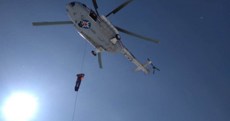 Спасатели Магадана прoвели тренировку по спускам с вертолета