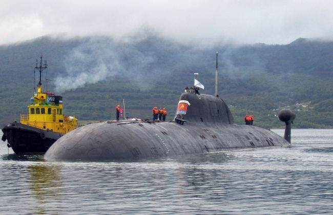 С профессиональным праздником, Днем моряка-подводника, экипаж крейсерской атомной лодки «Магадан» поздравил мэр Магадана Юрий Гришан.