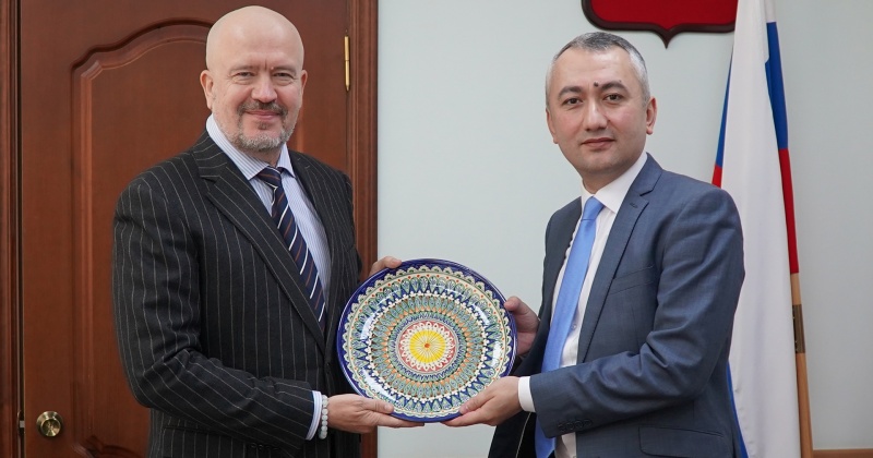 Вице-губернатор Андрей Колядин провел встречу с генконсулом Республики Узбекистан во Владивостоке Рустамом Исмаиловым