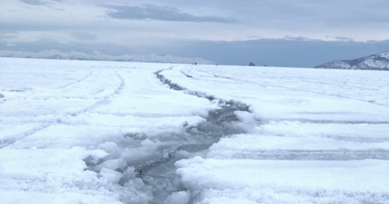 Льдину с рыбаком оторвало в Охотском море