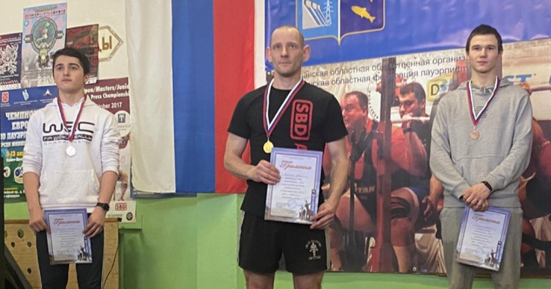 Сотрудник пресс-службы колымской полиции стал победителем регионального чемпионата по жиму штанги лежа