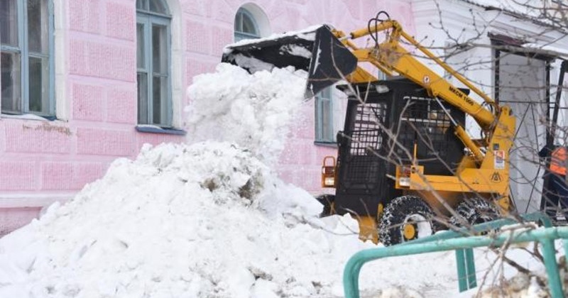 Коммунальные службы продолжают расчистку Магадана от снега