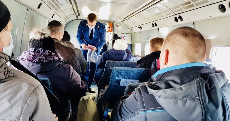 Магаданская транспортная прокуратура на борту самолета провела социально-профилактическую акцию «Час пассажира»