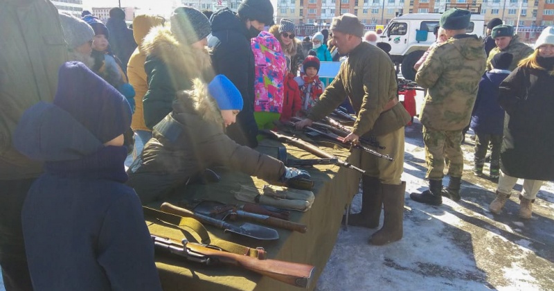 На Колыме общественники организовали для школьников выставку оружия времен Великой Отечественной войны