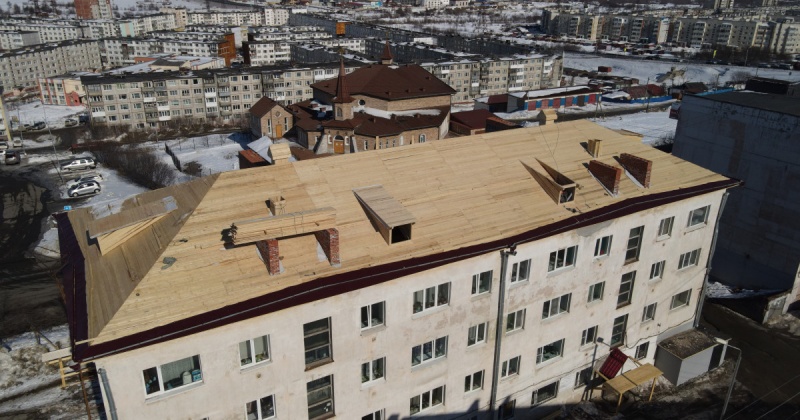Мэр Магадана проверил, как идет ремонт крыши, пострадавшей во время циклона (Видео)