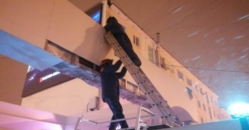 Спасатели Магадана демонтировали сорванные листы крыши и устранили угрозу жизни и здоровью жителям