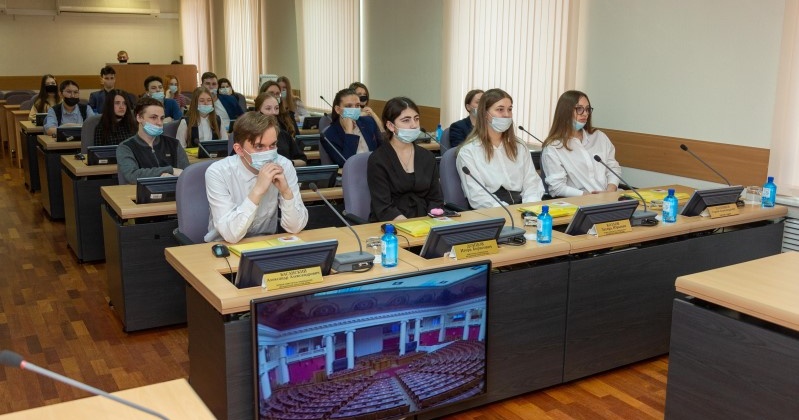 Школьники Магадана обсудили законопроект об ограничении продажи алкоголя в Рождество и Всероссийский день трезвости