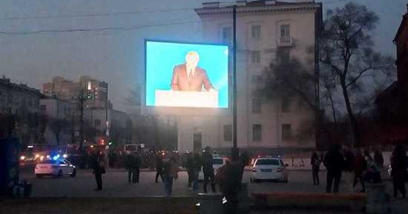 Представители несистемной оппозиции в Хабаровске на площади смотрели трансляцию послания Президента