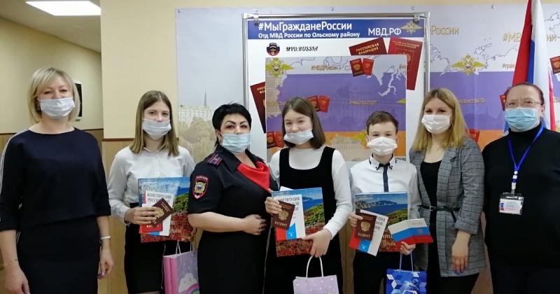 На Колыме состоялось торжественное вручение паспортов подросткам
