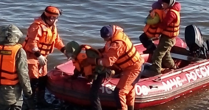 Спасатели Магадана эвакуировали четверых человек в Охотском море