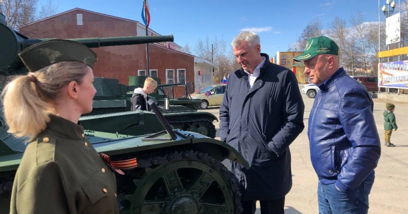 Выставку военной техники осмотрел губернатор Магаданской области Сергей Носов