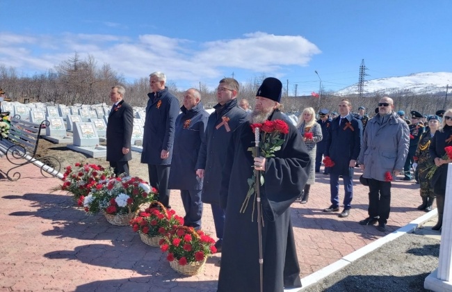 Мэр Магадана Юрий Гришан возложил цветы к могилам ветеранов и памятной стеле на Марчеканском кладбище