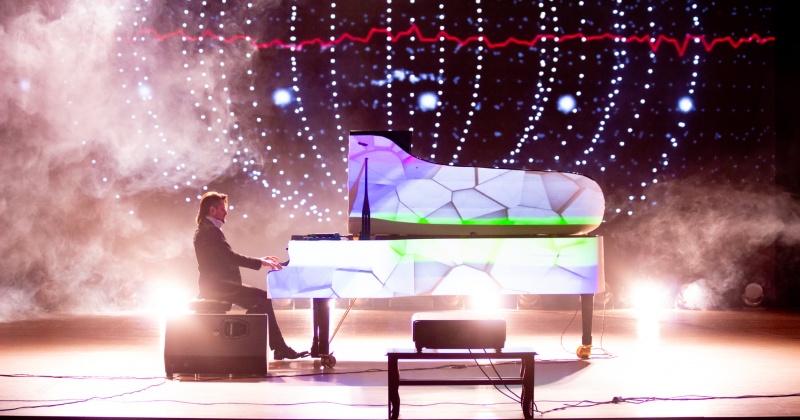 Уникальное шоу, объединяющее музыку, эмоции и свет, представил в Магадане композитор и пианист Евгений Соколовский