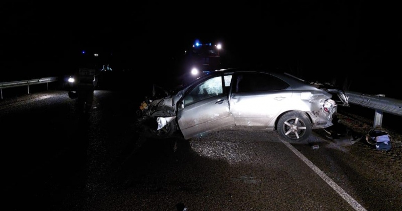 Водитель и 30-летняя женщина-пассажир пострадали в результате ДТП в Магадане