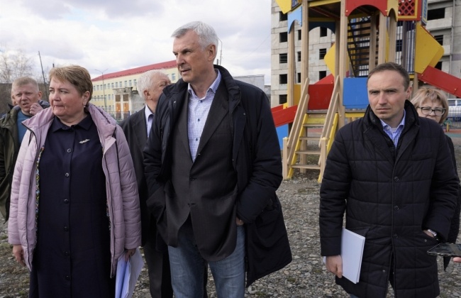 Губернатор Сергей Носов посетил социальные объекты Среднеканского городского округа