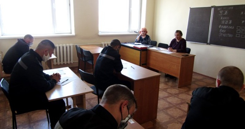 Государственный экзамен по русскому языку написали учащиеся 9 класса из числа осужденных колонии Магадана