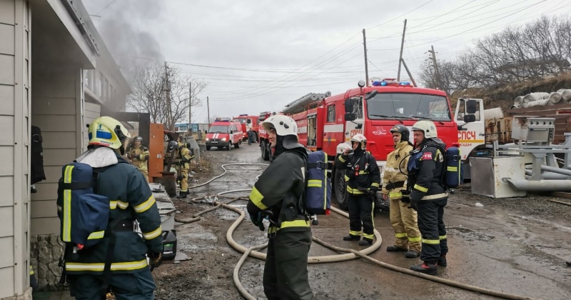 Магаданские огнеборцы ликвидировали загорание в здании на шоссе Марчеканском