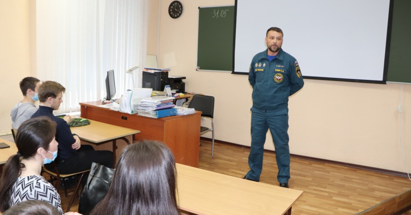 Специалисты МЧС России совместно с ОНФ-Молодежка провели занятие по безопасности для студентов политехнического техникума