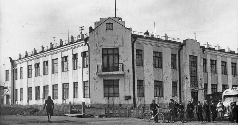 Фундамент первого кирпичного общественного двухэтажного здания - Дома связи был заложен в Магадане 86 лет назад