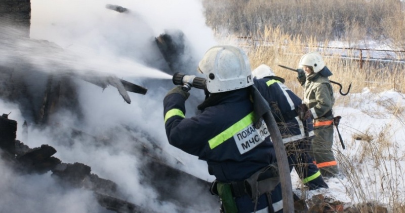 Колымские пожарные ликвидировали загорание неэксплуатируемого строения в п. Дебин