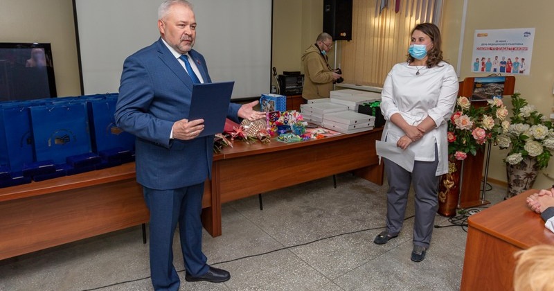 Колымские парламентарии Андрей Зыков и Виктория Голубева поздравили с Днем медицинского работника коллектив главного