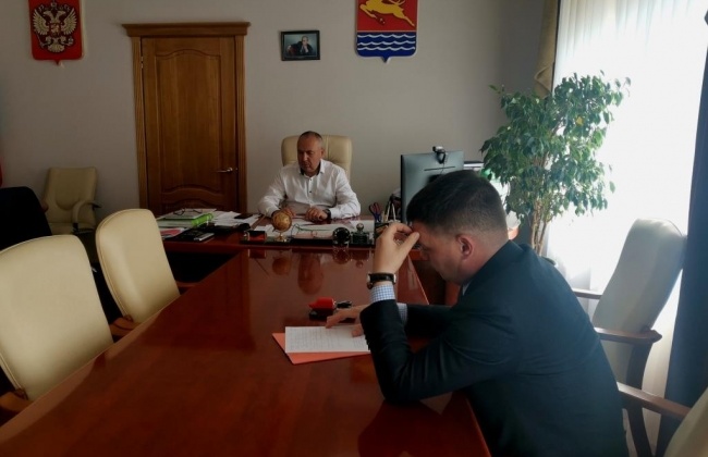 В рамках «Депутатского часа» глава Магадана провел встречу с депутатом гордумы Максимом Смирновым