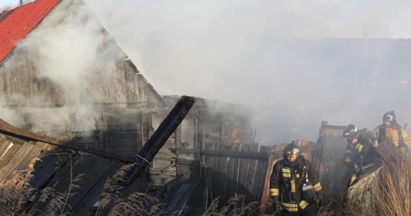 Колымские пожарные ликвидировали загорание частного дома в Магадане
