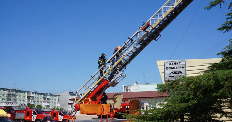 Пожарно-тактические учения прошли в здании управления ГИБДД в Магадане