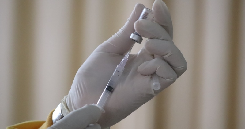 Во вторник в Магаданской области сделали рекордное количество прививок против COVID-19