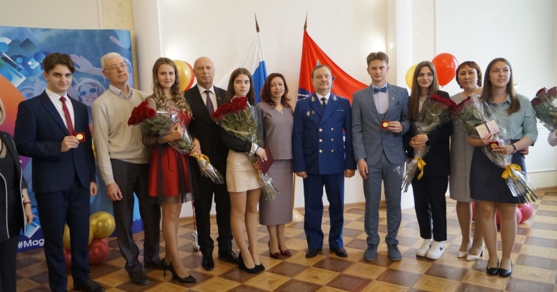 Александр Басанский поздравил медалистов Хасынского городского округа