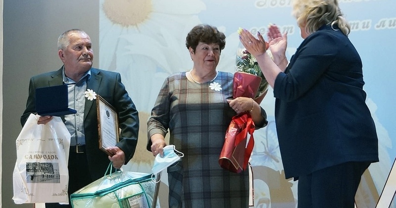 Крепкие семьи Хасынского городского округа получили медали «За любовь и верность» и поздравления от колымских парламентариев