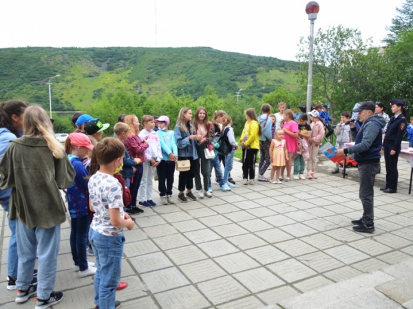 На Колыме в рамках акции «Безопасное лето» полицейские рассказали детям о работе экспертов-криминалистов