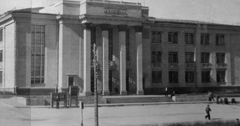 7 августа 1938 года в документах по истории Магаданского театра впервые встречается название «театр имени М. Горького Управления комендатуры»