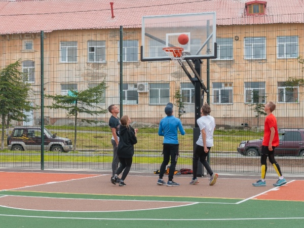 В Магадане День физкультурника провели на новой спортивной площадке микрорайона Нагаево